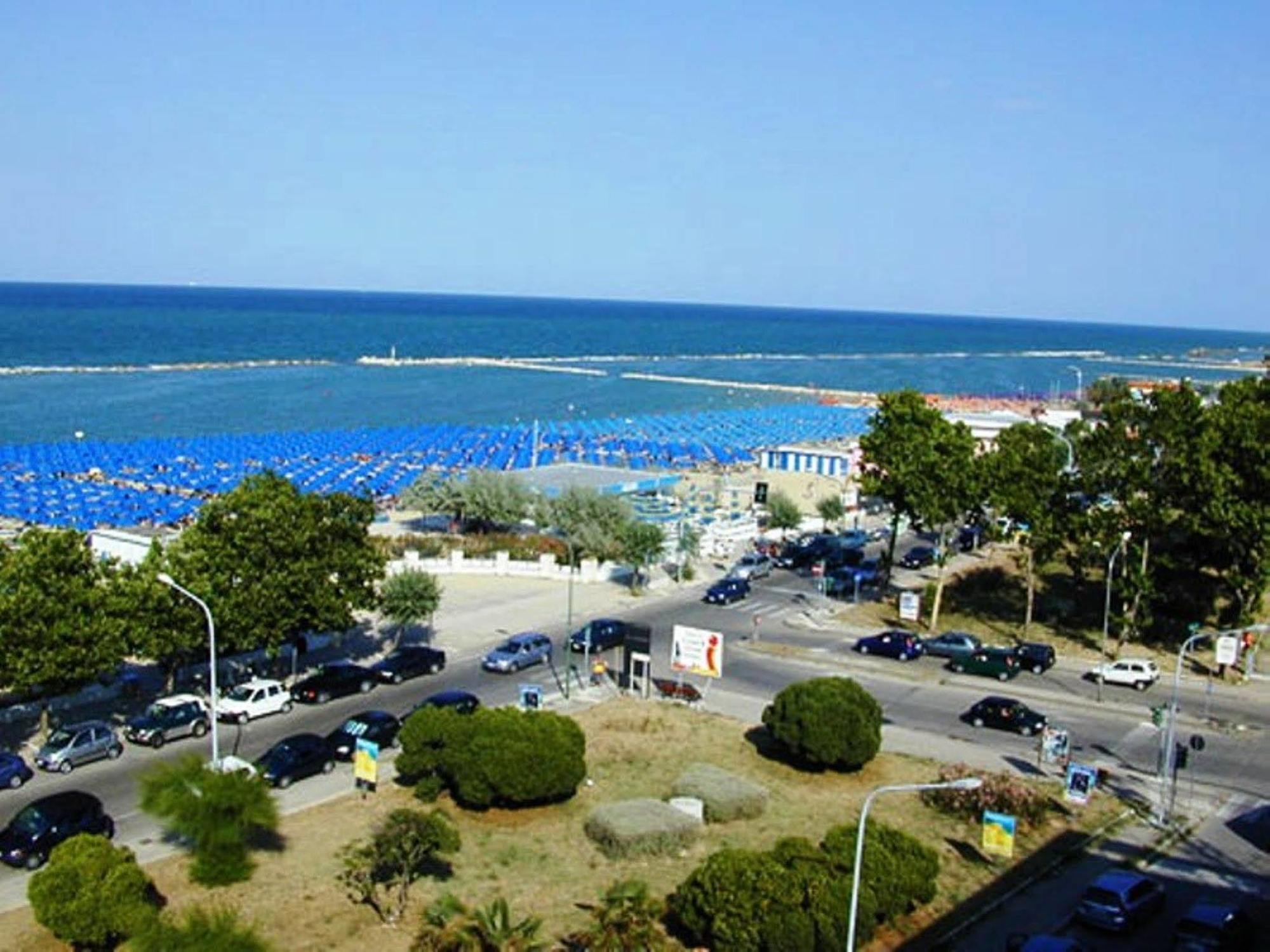 Hotel Holiday Pescara Exterior foto