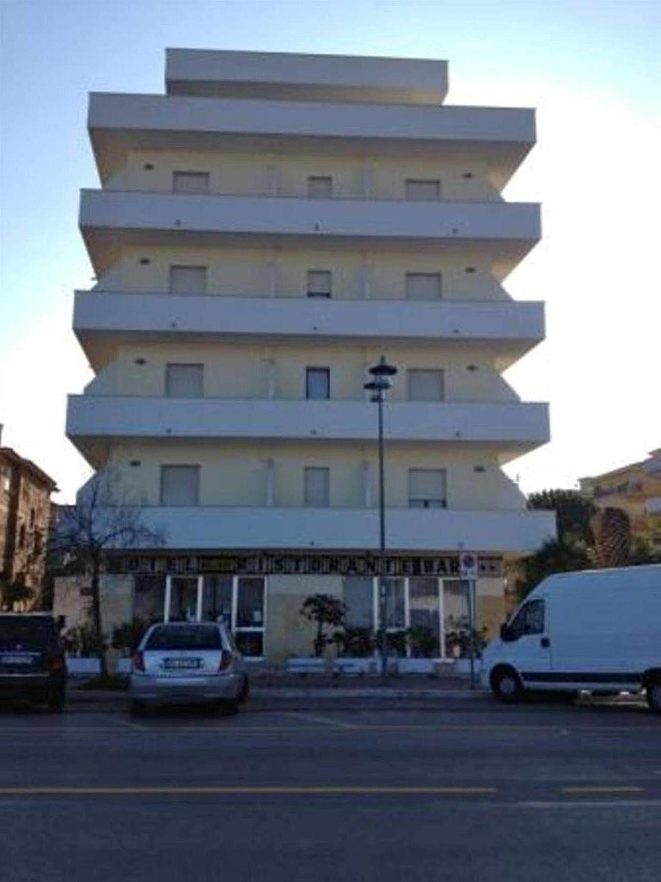 Hotel Holiday Pescara Exterior foto